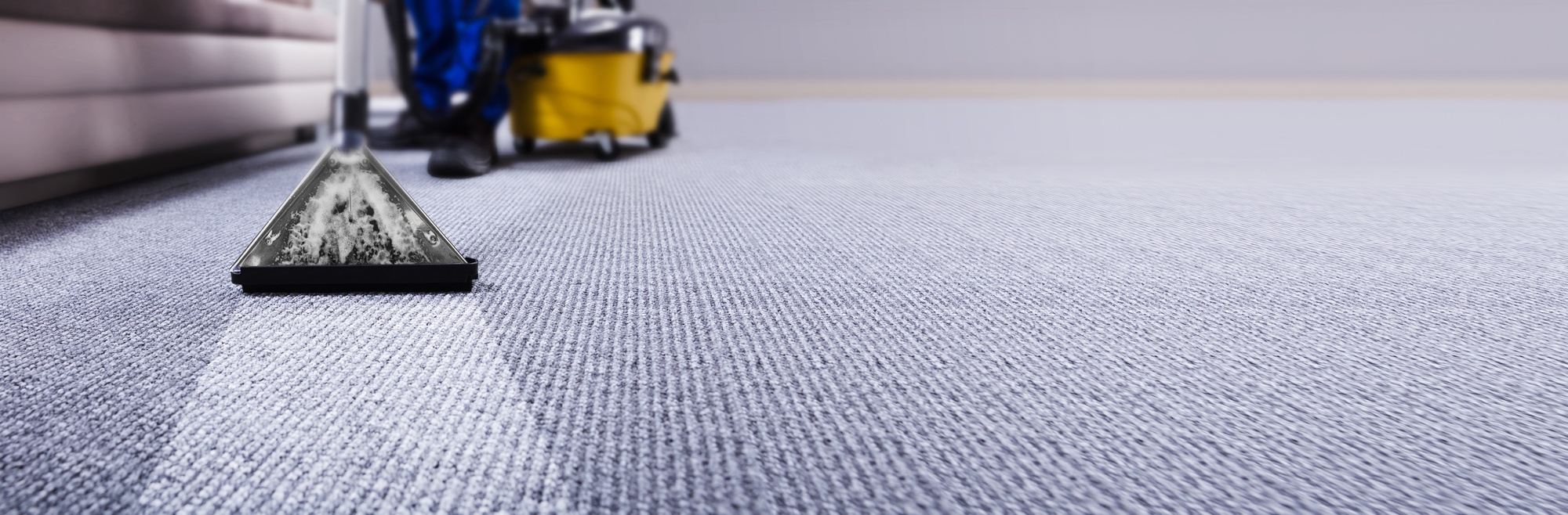 Ein großer Teppich wird gereinigt